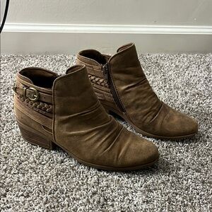 Bare Traps Womens Guenna Almond Ankle Cowboy style Boots size 7W